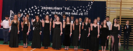 Grupa uczniów stojących obok siebie