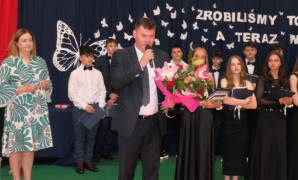 Uroczyste zakończenie roku szkolnego. Dorośli i uczniowie 