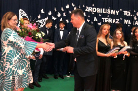 Mężczyzna podaje rękę kobiecie 