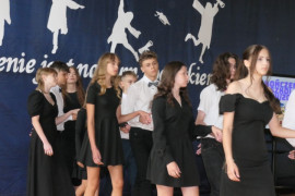 Uczniowie tańczą poloneza