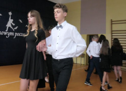 Uczniowie tańczą poloneza