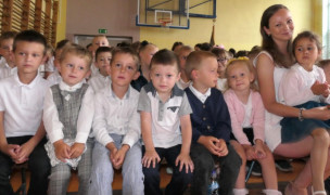 Dzieci siedzące obok siebie