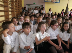 Grupa dzieci siedząca obok siebie