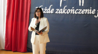 Kobieta przemawiająca przez mikrofon