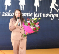 Kobieta przemawiająca przez mikrofon 