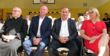 Grupa osób siedząca na krzesłach 