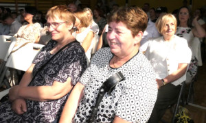Grupa osób siedząca obok siebie
