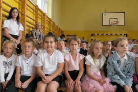 Grupa dzieci siedząca obok siebie