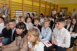 Grupa dzieci siedząca obok siebie