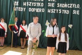 Dzieci podczas zakończenia roku szkolnego
