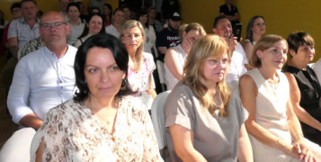 Grupa osób siedząca obok siebie