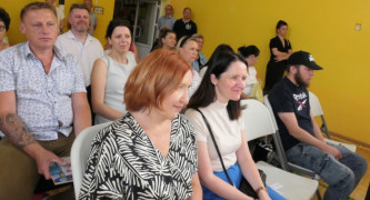 Grupa osób siedząca obok siebie
