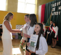 Kobieta wręcza nagrody uczniom 