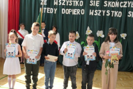 Dzieci stojące obok siebie 