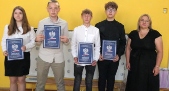 Absolwenci podstawówki wraz z wychowawczynią 