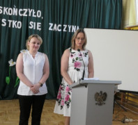 Dwie kobiety stoją obok siebie