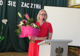 Kobieta przemawia przez mikrofon 