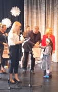 Dziewczynka odbiera gratulacji od dorosłych 