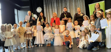 Grupa osób. Osoby stoją obok siebie. Dorośli i dzieci 