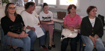 Kobiety siedzą na krzesłach. Uczestniczki warsztatów 