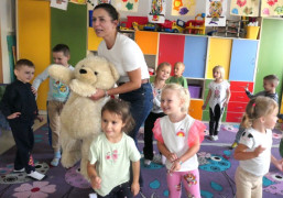 Dzieci podczas zajęć ruchowych 