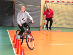 Dziewczynka podczas jazdy na rowerze po torze przeszkód 