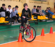 Chłopiec podczas jazdy na rowerze po torze przeszkód 