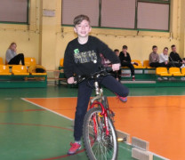 Chłopiec podczas jazdy na rowerze po torze przeszkód 
