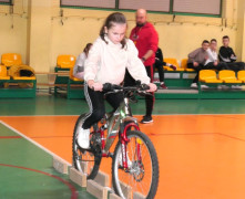 Dziewczynka podczas jazdy na rowerze po torze przeszkód