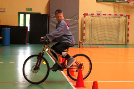 Chłopiec podczas jazdy na rowerze po torze przeszkód