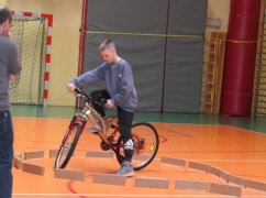 Chłopiec podczas jazdy na rowerze po torze przeszkód