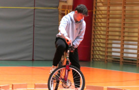 Chłopiec podczas jazdy na rowerze po torze przeszkód