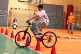 Chłopiec podczas jazdy na rowerze po torze przeszkód