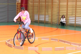 Dziewczynka podczas jazdy na rowerze po torze przeszkód