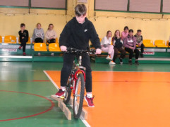 Chłopiec podczas jazdy na rowerze po torze przeszkód
