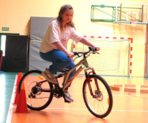 Dziewczynka podczas jazdy na rowerze po torze przeszkód