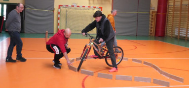 Chłopiec podczas jazdy na rowerze po torze przeszkód