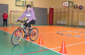 Dziewczynka podczas jazdy na rowerze po torze przeszkód