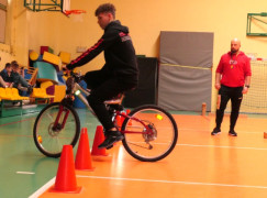 Chłopiec podczas jazdy na rowerze po torze przeszkód