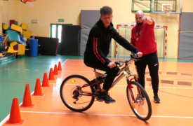 Chłopiec podczas jazdy na rowerze po torze przeszkód