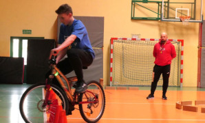 Chłopiec podczas jazdy na rowerze po torze przeszkód