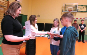 Moment wręczania dyplomów 