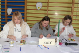 Jury konkursowe podczas oceniania potraw 