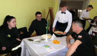 Kelner podaje potrawy 