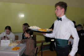 Kelner niesie na tacy potrawy
