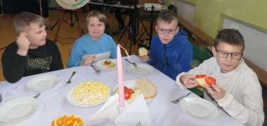 Dzieci podczas jedzenia kanapek 