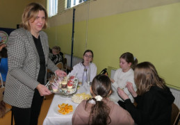 Kobieta podaje posiłek nastolatkom 