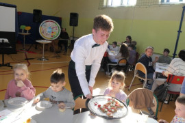 Kelner podaje jedzenie do stolika 