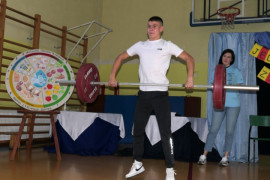 Chłopiec podczas podnoszenia ciężarów
