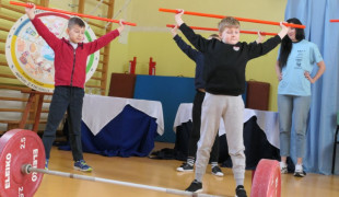 Dwaj chłopcy podnoszą drążki 